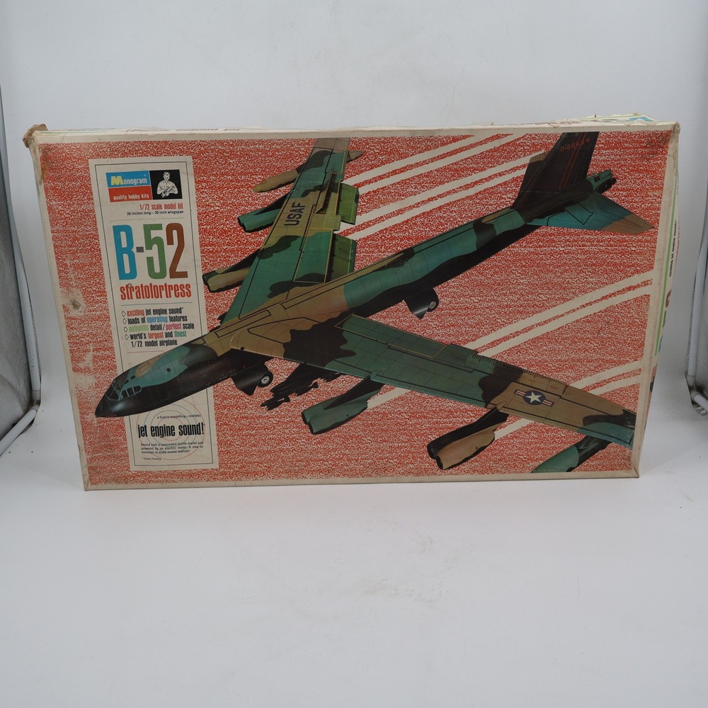 Monogram B-52 Stratofortress Model Kit 1/72 Scale Green 1968 Vintage PA215